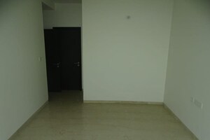 Room in 3 BHK Apartment at Oberoi Realty Esquire, Goregaon East – for Rent