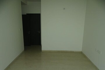 Room in 3 BHK Apartment at Oberoi Realty Esquire, Goregaon East – for Rent