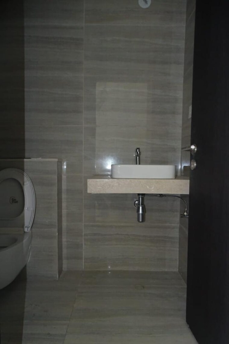 Bathroom, oberoi-realty-esquire 3 Bedroom 1366 Sq.Ft. Apartment In Goregaon East Mumbai 9431107