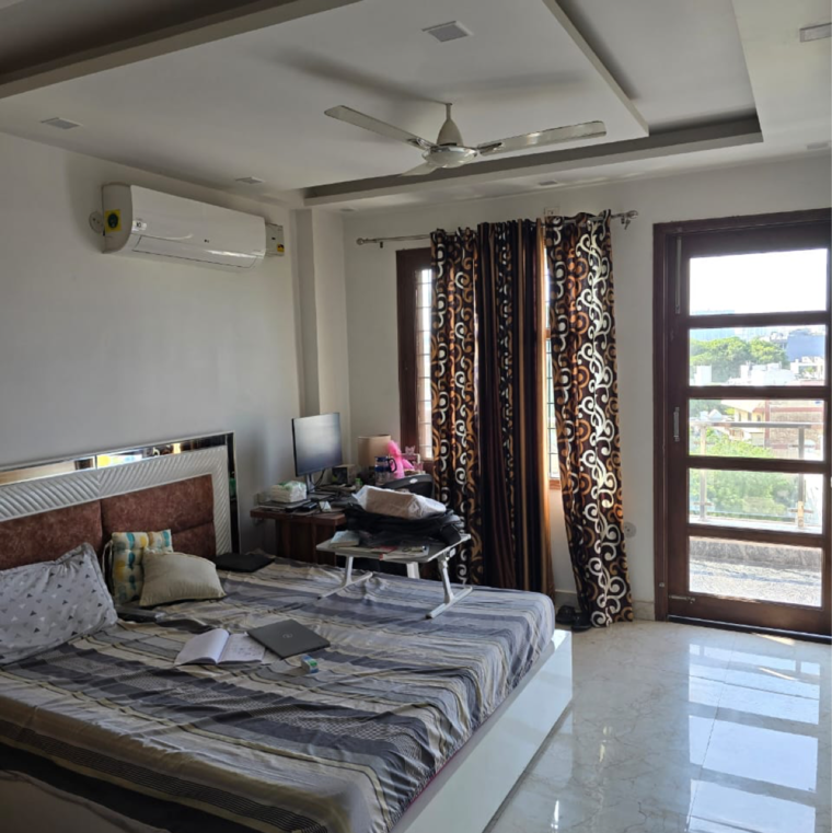 Room, sector 23 3.5 Bedroom 1500 Sq.Ft. Builder Floor In Sector 23 Gurgaon 9431321