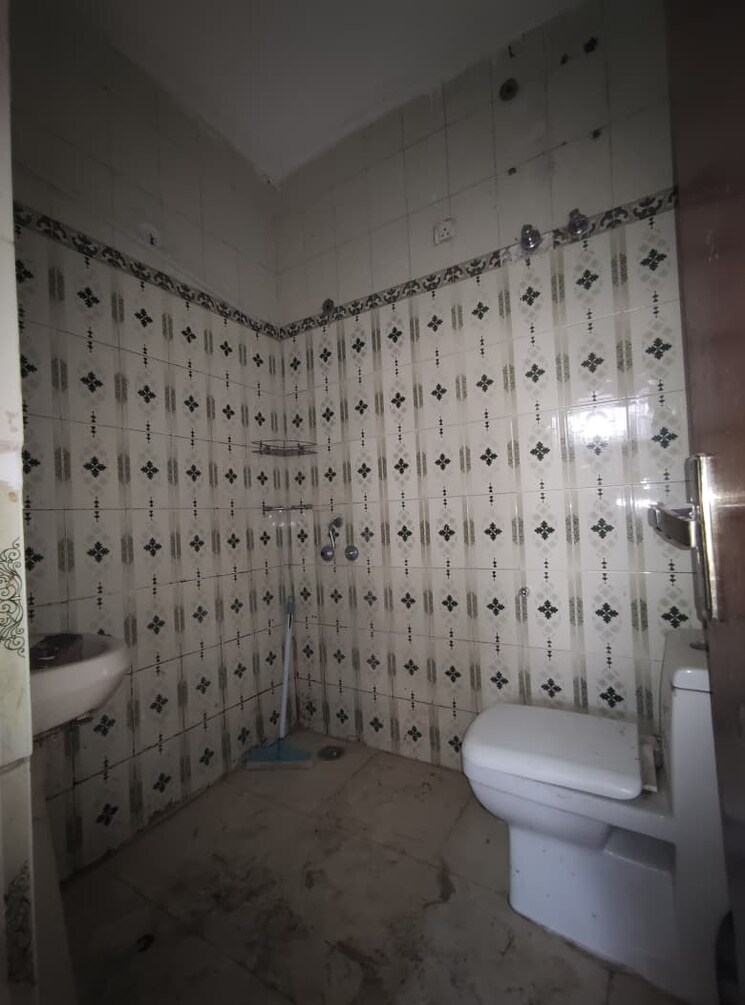 Bathroom, emaar-palm-hills 4 Bedroom 1950 Sq.Ft. Apartment In Sector 77 Gurgaon 9431213