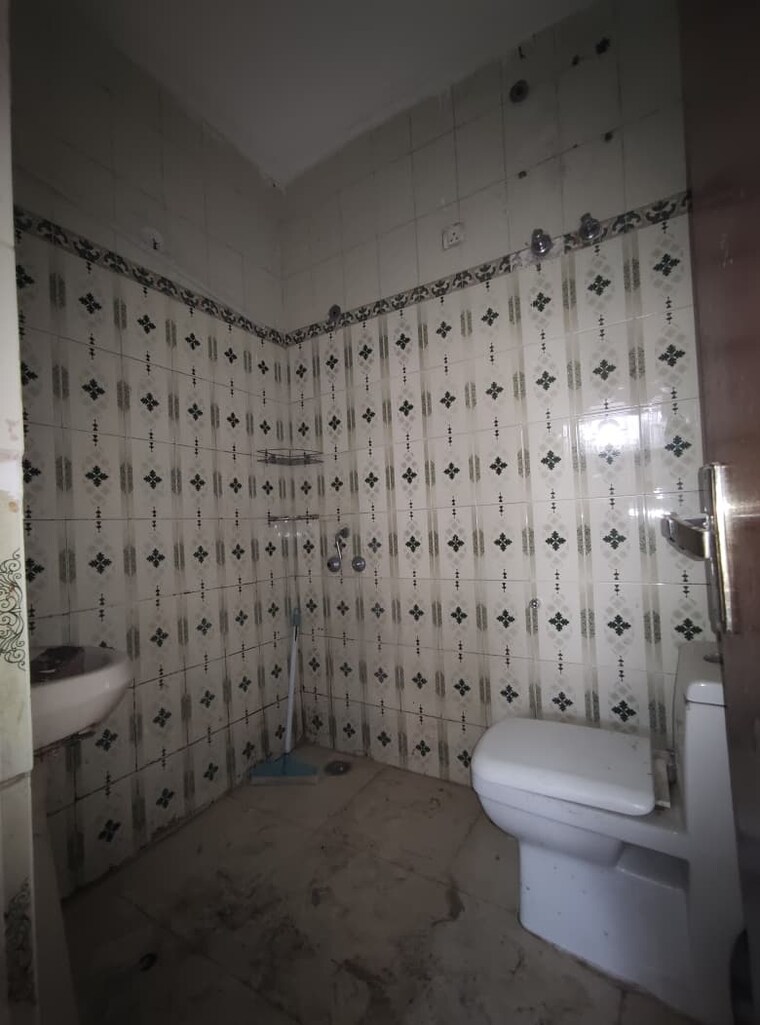 Bathroom, emaar-palm-hills 4 Bedroom 1950 Sq.Ft. Apartment In Sector 77 Gurgaon 9431213