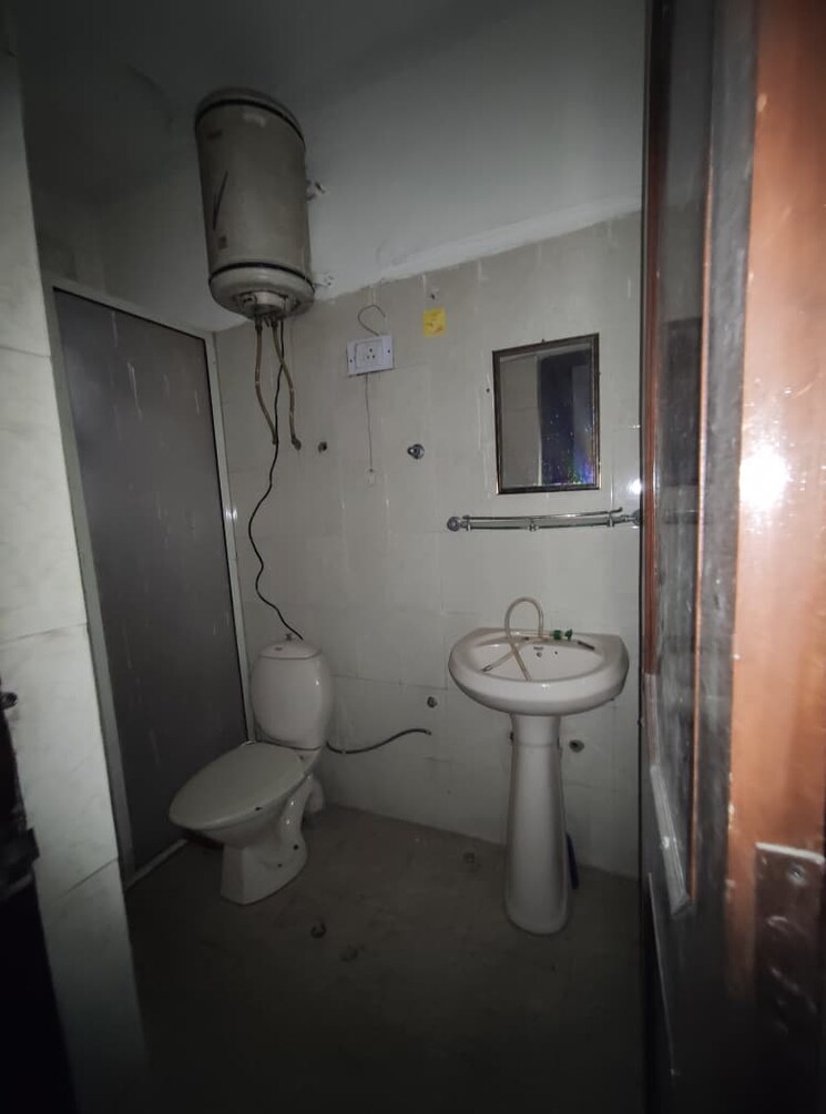 Bathroom, emaar-palm-hills 4 Bedroom 1950 Sq.Ft. Apartment In Sector 77 Gurgaon 9431213