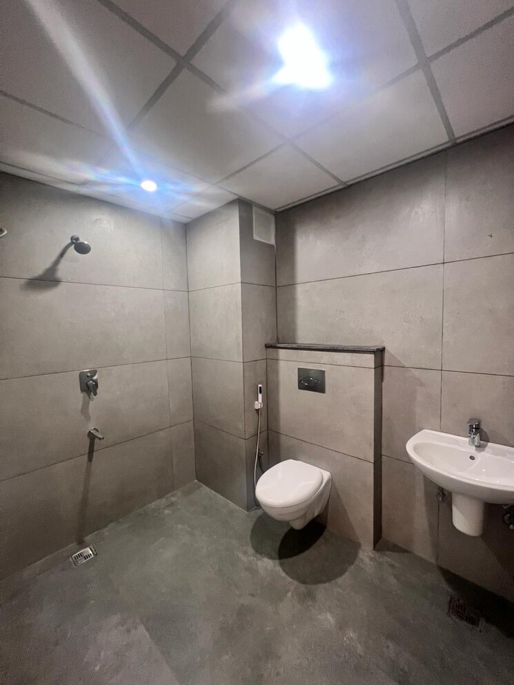 Bathroom, skylar-homes 3 Bedroom 1800 Sq.Ft. Apartment In Patiala Road Zirakpur 9431382