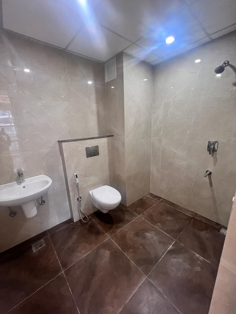 Bathroom, skylar-homes 3 Bedroom 1800 Sq.Ft. Apartment In Patiala Road Zirakpur 9431382