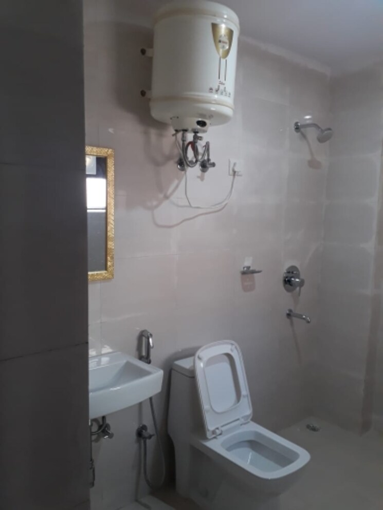 Bathroom, sector 43 3 Bedroom 161 Sq.Yd. Builder Floor In Sector 43 Gurgaon 9431577
