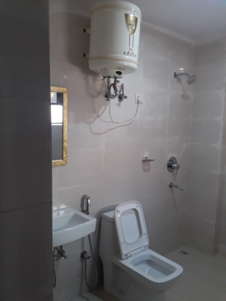Bathroom, sector 43 3 Bedroom 161 Sq.Yd. Builder Floor In Sector 43 Gurgaon 9431577