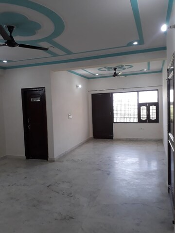 Room in 3 BHK Builder Floor at Sector 43 – for Rent