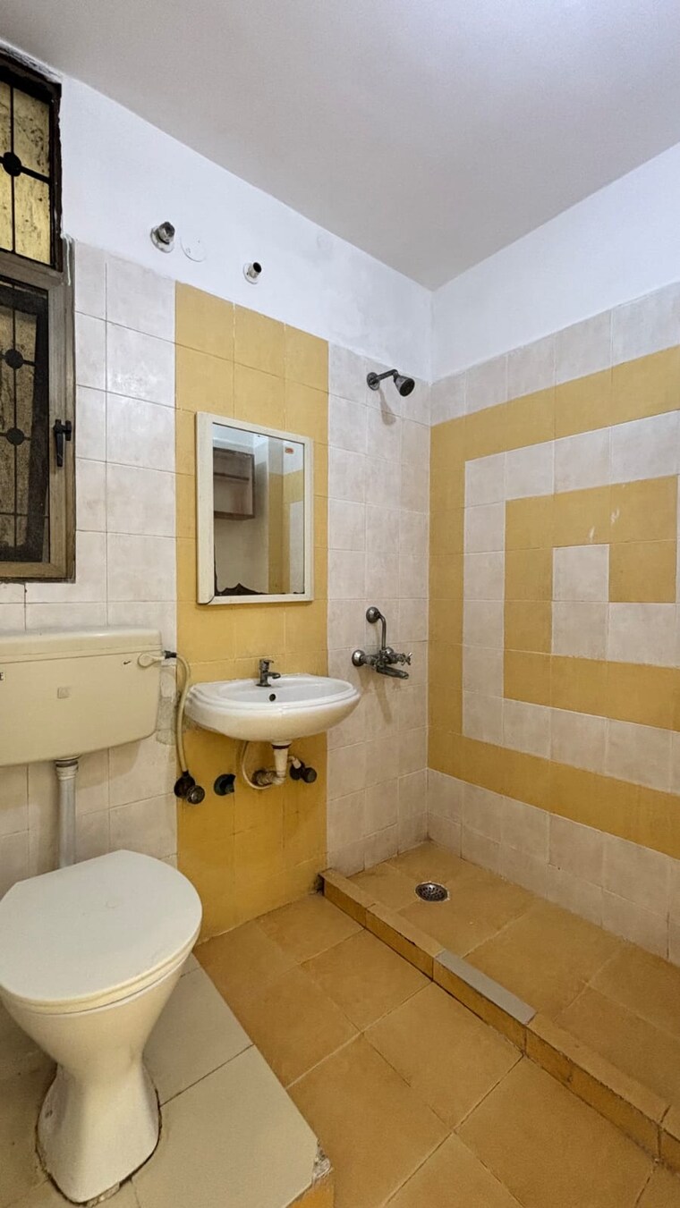 Bathroom, ashiana-green 2 Bedroom 1250 Sq.Ft. Apartment In Ahinsa Khand 2 Ghaziabad 9431704