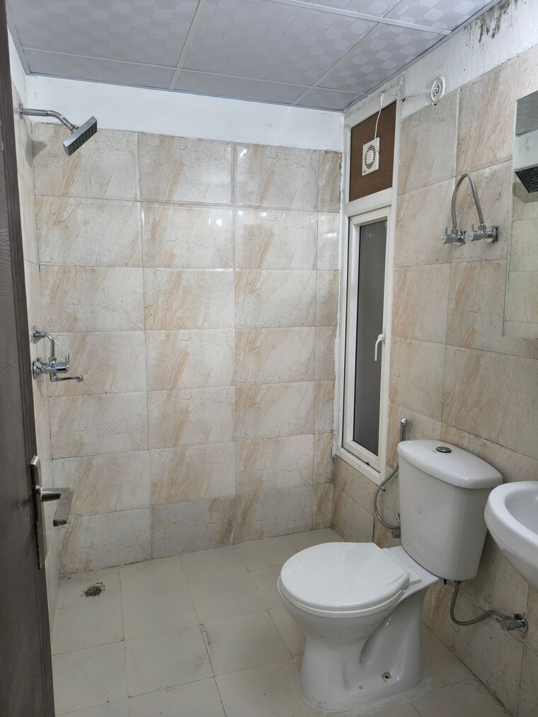 Bathroom, ajnara-le-garden 3 Bedroom 1295 Sq.Ft. Apartment In Sector 16b Greater Noida Greater Noida 9431760