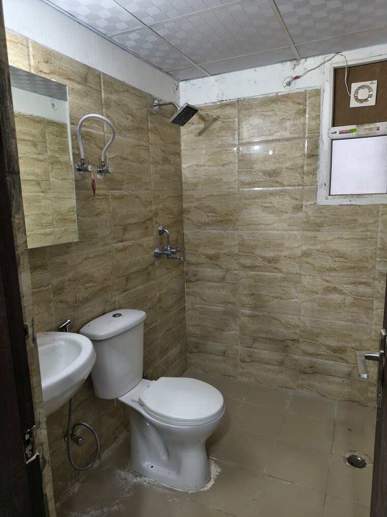 Bathroom, ajnara-le-garden 3 Bedroom 1295 Sq.Ft. Apartment In Sector 16b Greater Noida Greater Noida 9431760