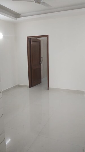 Room in 1 BHK Builder Floor at Sector 54 – for Rent