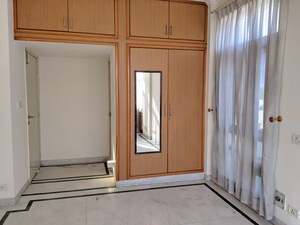 Room in 3.5 BHK Apartment at Mayur Vihar Phase 1 Extension – for Sale