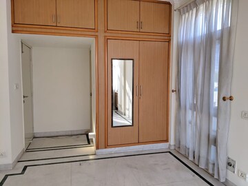 Room in 3.5 BHK Apartment at Mayur Vihar Phase 1 Extension – for Sale