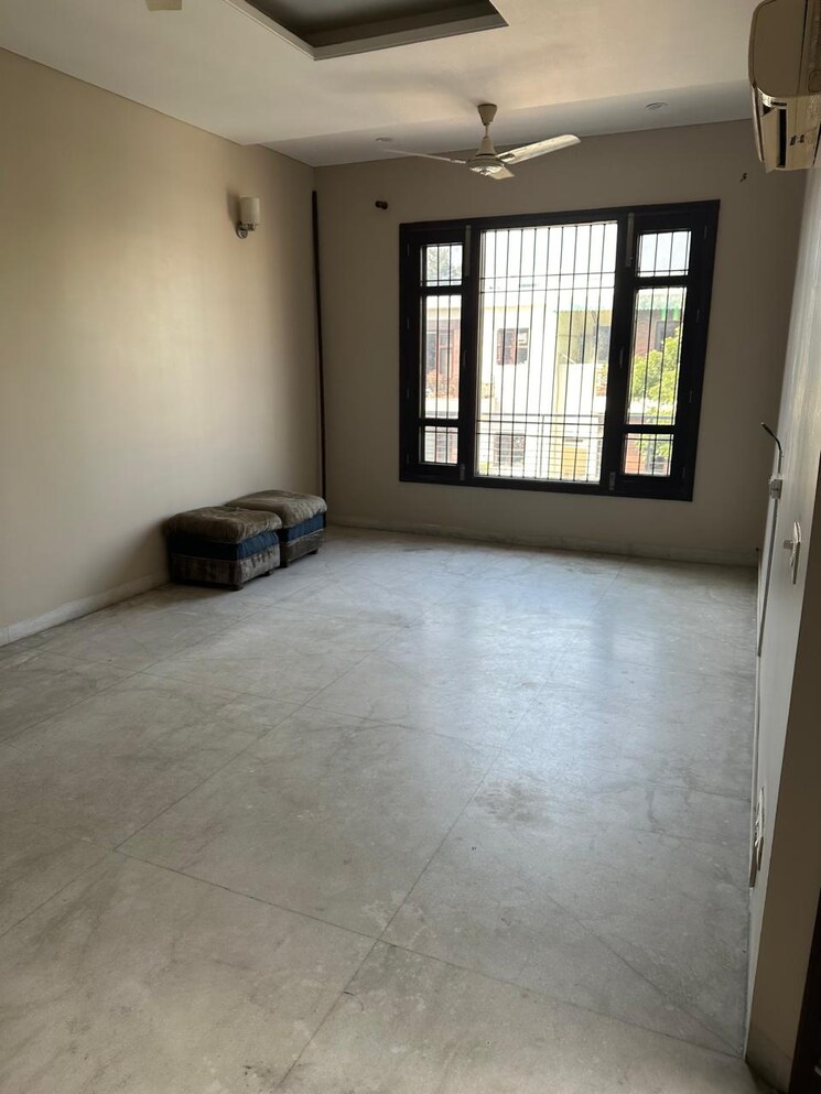 Room, sector 36 2 Bedroom 3000 Sq.Ft. Builder Floor In Sector 36 Chandigarh 9432133