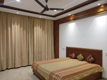 Bedroom in 3 BHK Builder Floor at Sector 43 – for Rent