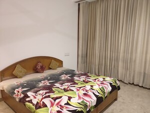 Bedroom in 3 BHK Builder Floor at Sector 43 – for Rent