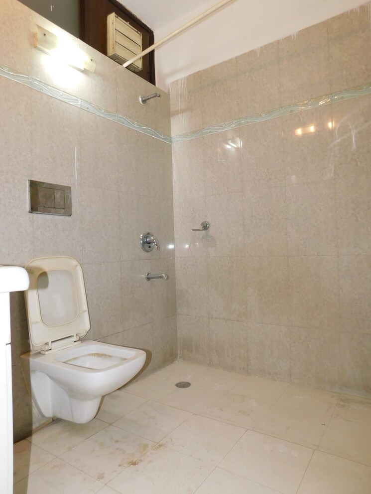Bathroom, rwa-hauz-khas-block-c-5 3 Bedroom 1800 Sq.Ft. Builder Floor In Hauz Khas Delhi 9432278