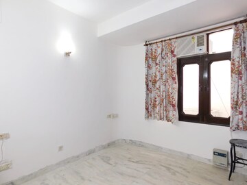 Room in 3 BHK Builder Floor at RWA Hauz Khas Block C 5, Hauz Khas – for Rent