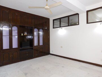 Room in 3 BHK Builder Floor at RWA Hauz Khas Block C 5, Hauz Khas – for Rent