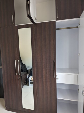 Furnished Amenities in 4 BHK Apartment at Suncity Essel Tower, Sector 28 – for Rent