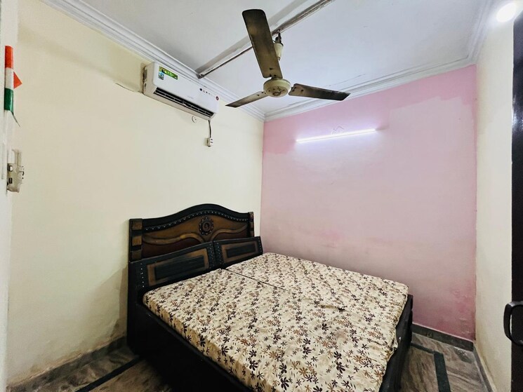 Bedroom, greater kailash ii 2 Bedroom 400 Sq.Yd. Builder Floor In Greater Kailash ii Delhi 9432388