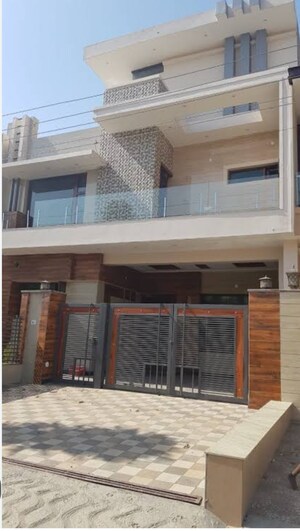 6+ BHK Independent House For Sale in Sarvapriya Vihar