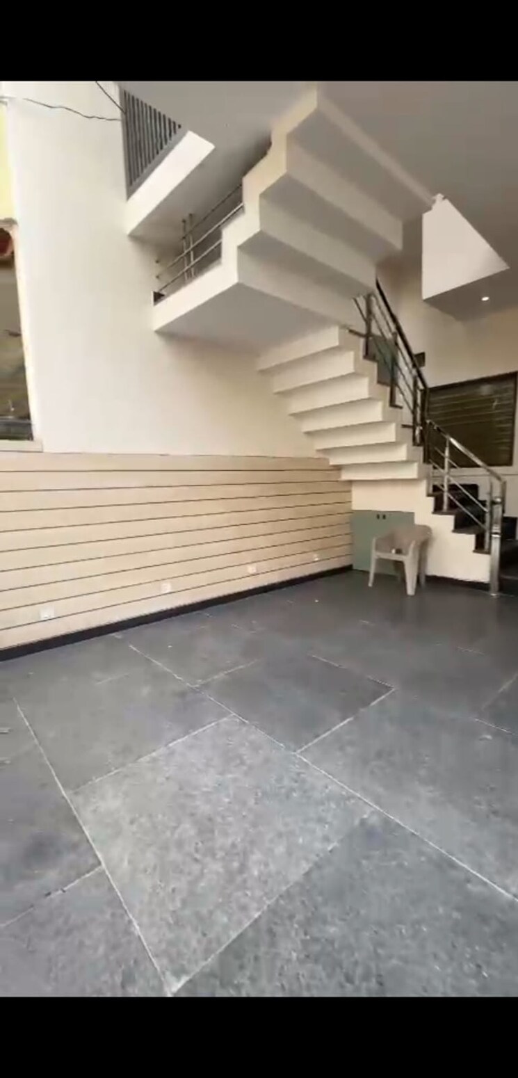 undefined, vip road 6 Bedroom 200 Sq.Yd. Independent House In Vip Road Zirakpur 9432956