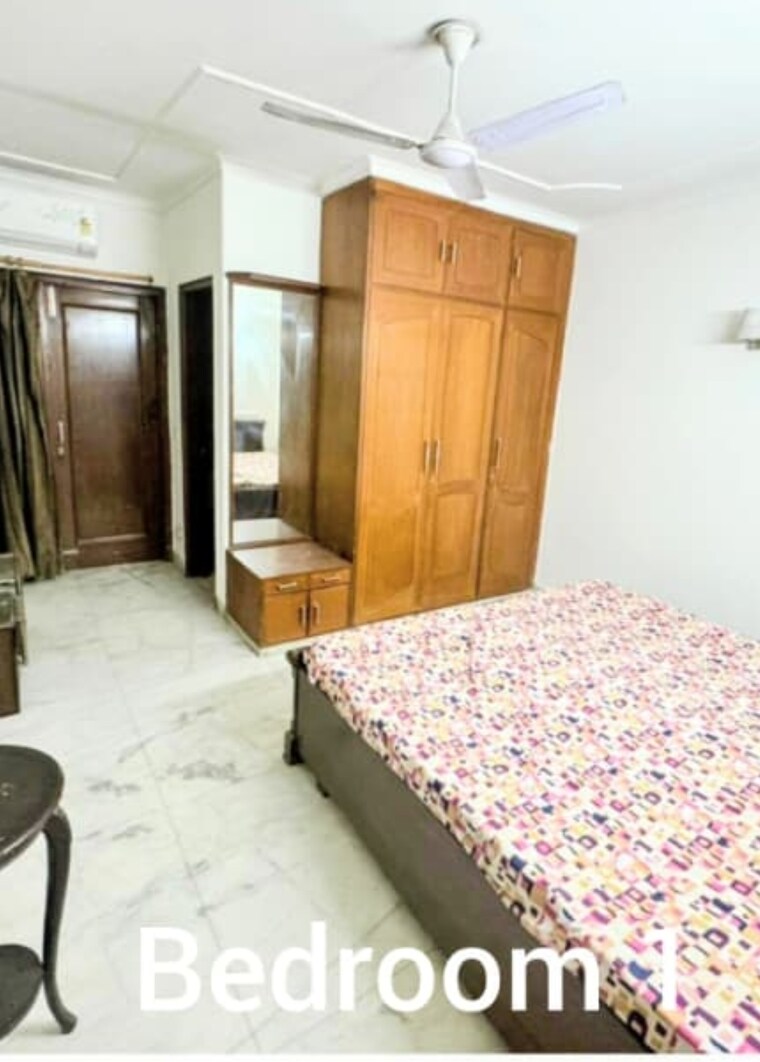 Bedroom, safdarjung enclave 3 Bedroom 300 Sq.Yd. Builder Floor In Safdarjung Enclave Delhi 9433132