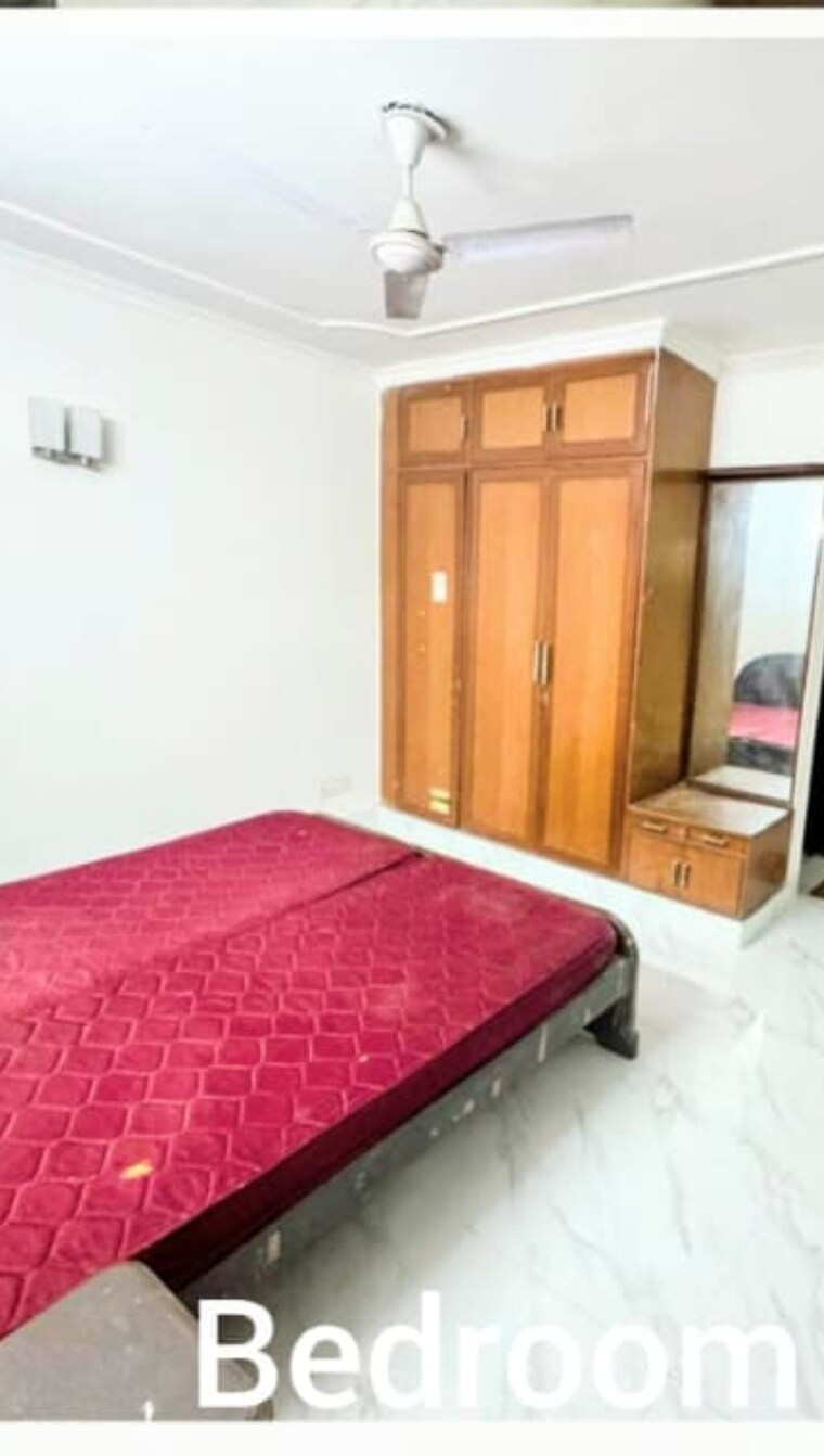 Bedroom, safdarjung enclave 3 Bedroom 300 Sq.Yd. Builder Floor In Safdarjung Enclave Delhi 9433132