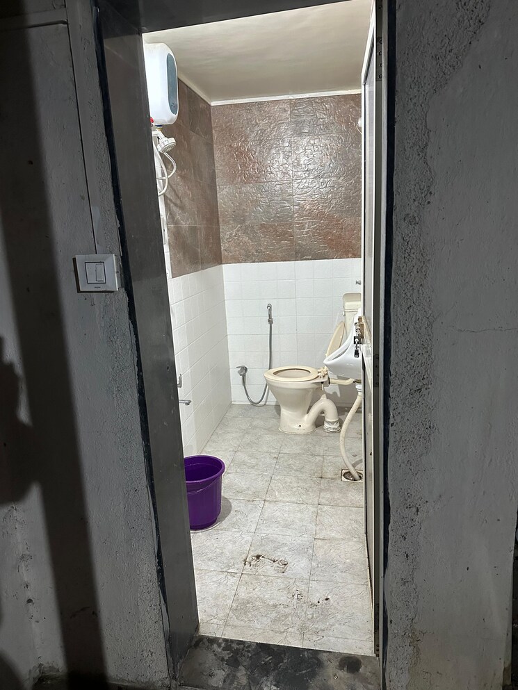 Bathroom, vandana-apartment Commercial Office Space 350 Sq.Ft. In Senapati Bapat Road Pune 9433135