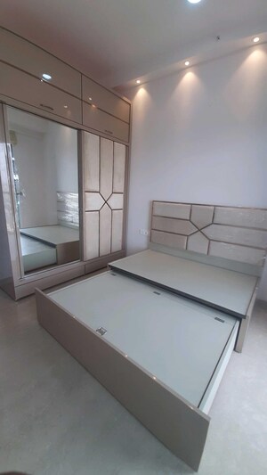 Room in 3 BHK Apartment at Bandra Kurla Complex – for Rent