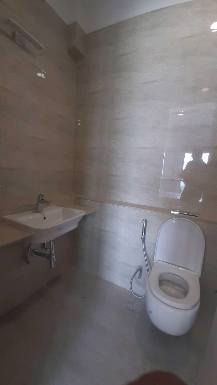 Bathroom, bandra kurla complex 3 Bedroom 1345 Sq.Ft. Apartment In Bandra Kurla Complex Mumbai 9433143