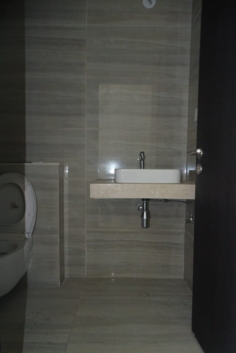 Bathroom, oberoi-realty-esquire 4 Bedroom 2000 Sq.Ft. Apartment In Goregaon East Mumbai 9433195