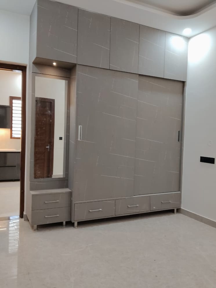 Room, vip road 4 Bedroom 150 Sq.Yd. Independent House In Vip Road Zirakpur 9433202