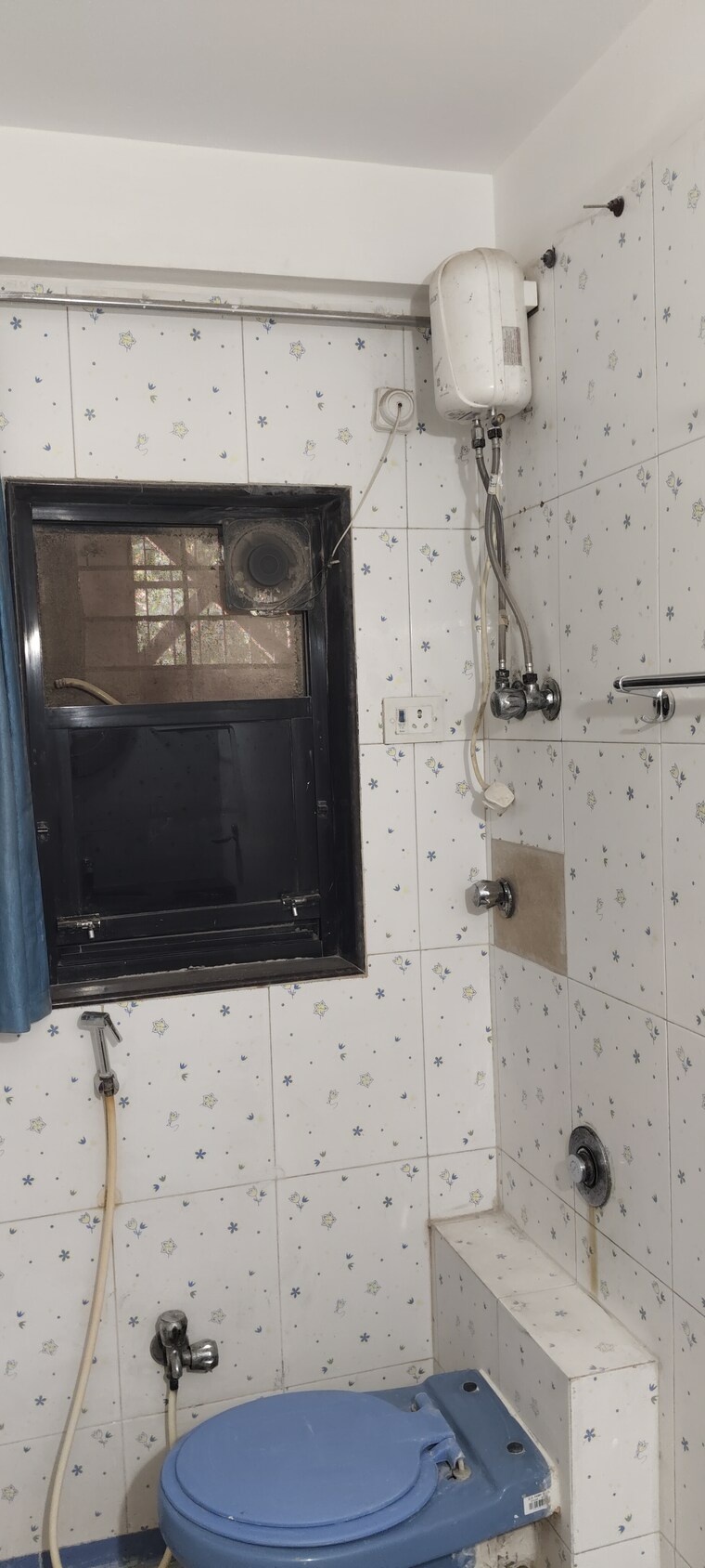 Bathroom, ajmera-golden-rays 3 Bedroom 1100 Sq.Ft. Apartment In Andheri West Mumbai 9433396