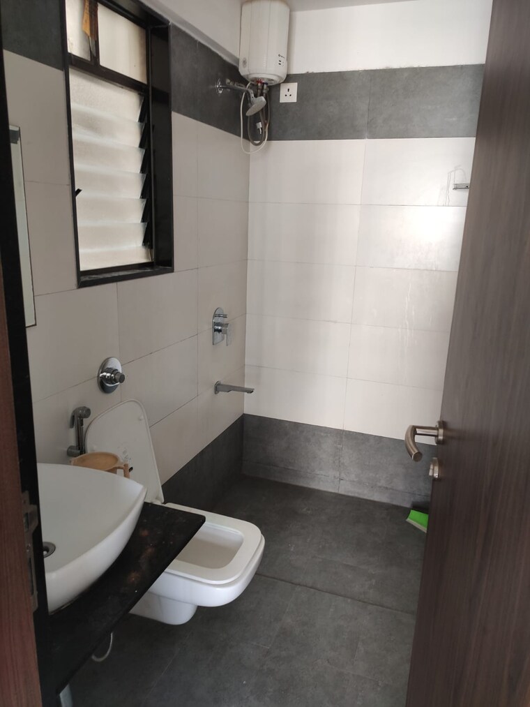 Bathroom, kohinoor-courtyard-one 3 Bedroom 1500 Sq.Ft. Apartment In Wakad Pune 9433494