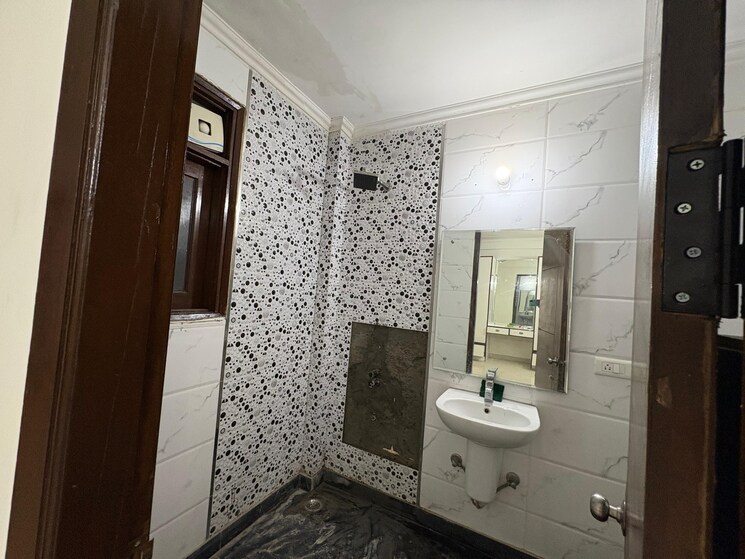 Bathroom, saket 3 Bedroom 1400 Sq.Ft. Builder Floor In Saket Delhi 9433799