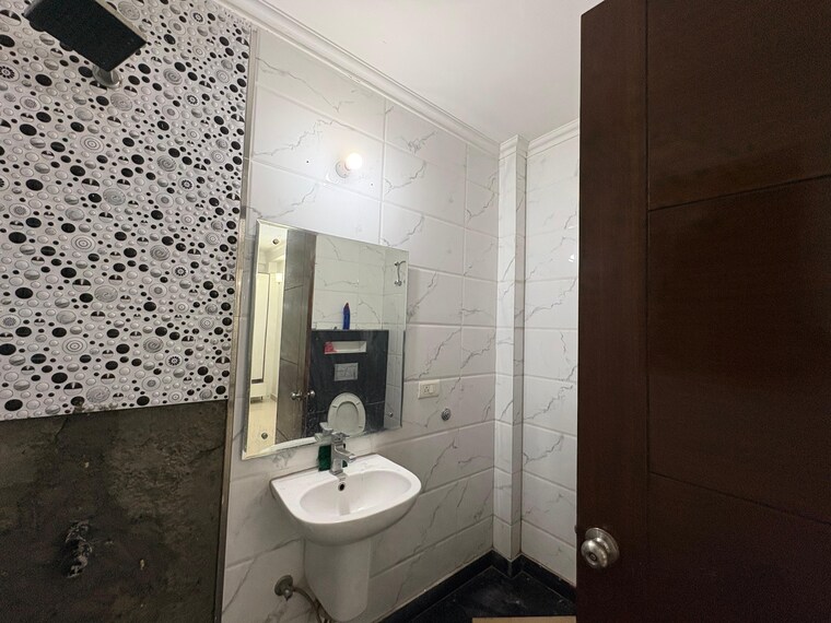 Bathroom, saket 3 Bedroom 1400 Sq.Ft. Builder Floor In Saket Delhi 9433799