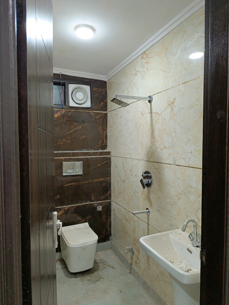 Bathroom, govindpuri 3 Bedroom 900 Sq.Ft. Builder Floor In Govindpuri Delhi 9433821