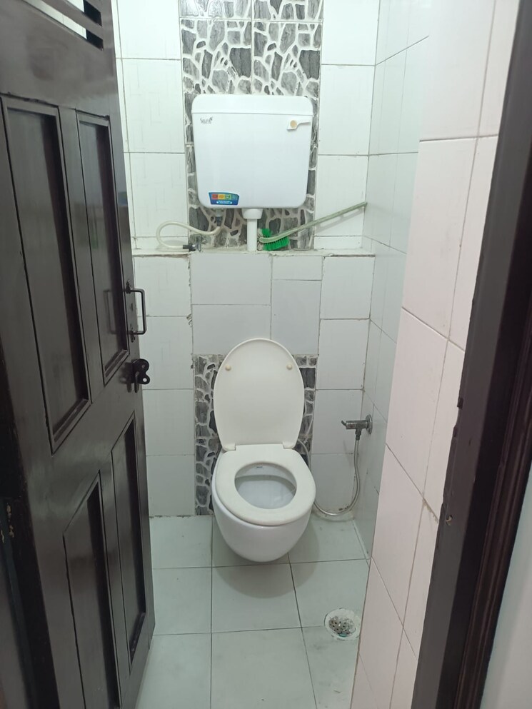 Bathroom, yojna vihar 2 Bedroom 1400 Sq.Ft. Builder Floor In Yojna Vihar Delhi 9434017