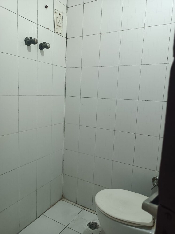 Bathroom, yojna vihar 2 Bedroom 1400 Sq.Ft. Builder Floor In Yojna Vihar Delhi 9434017