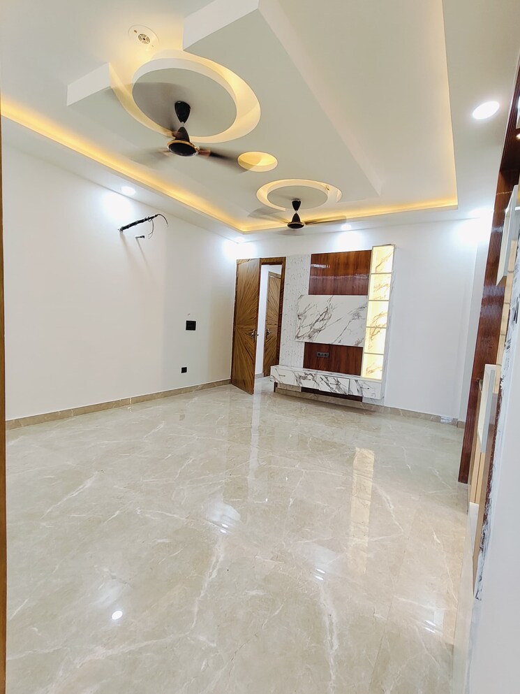 Room, sector 73 2 Bedroom 1050 Sq.Ft. Builder Floor In Sector 73 Noida 9434143