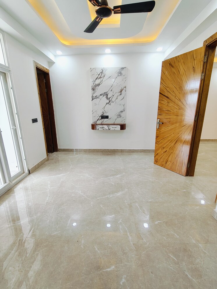 Room, sector 73 2 Bedroom 1050 Sq.Ft. Builder Floor In Sector 73 Noida 9434143