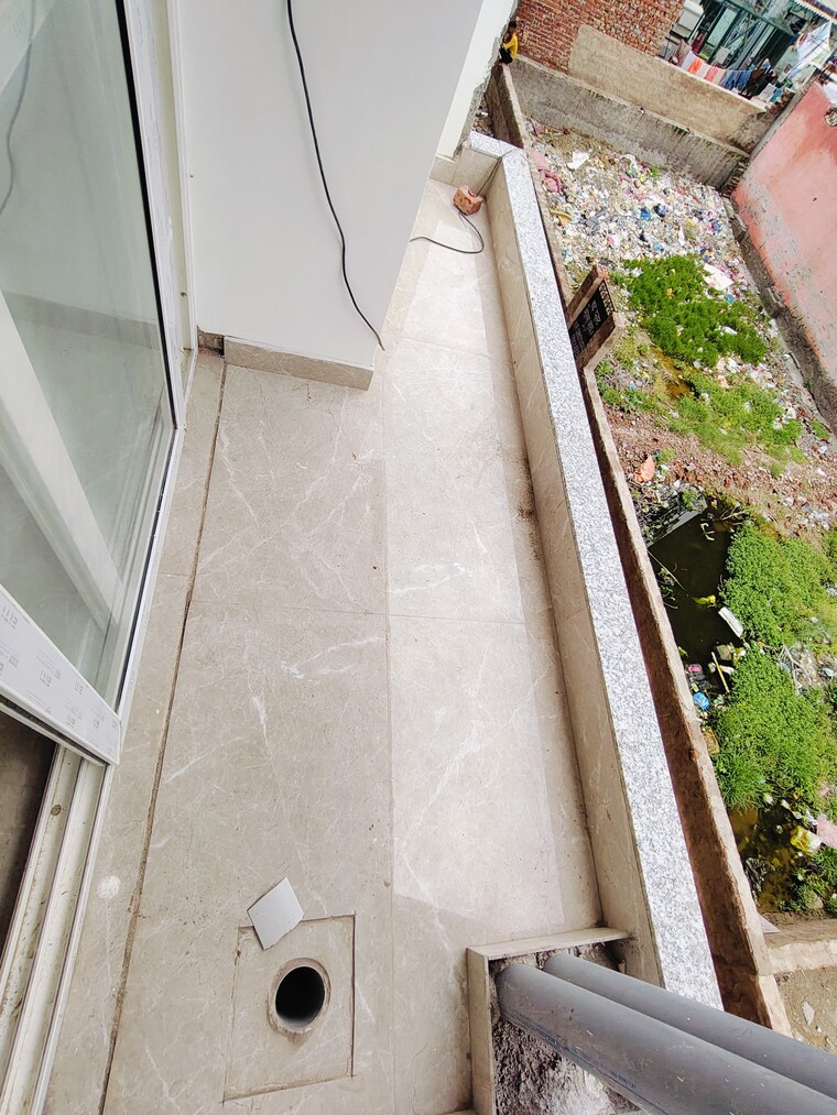 Balcony, sector 73 2 Bedroom 1050 Sq.Ft. Builder Floor In Sector 73 Noida 9434143