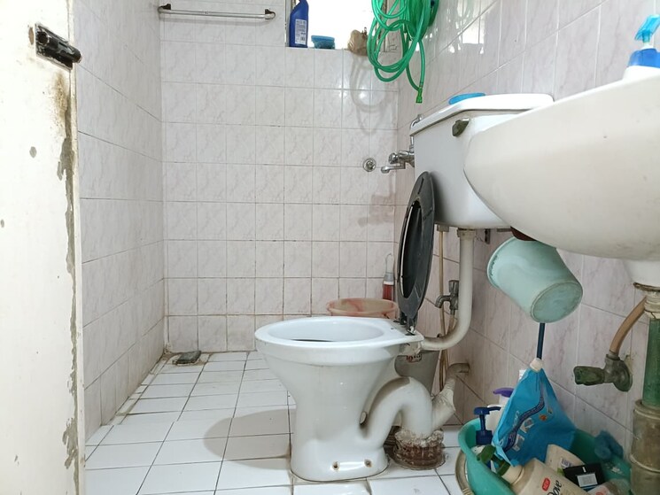 Bathroom, ramesh-hermes-heritage-phase-2 1 RK 400 Sq.Ft. Apartment In Shastrinagar Pune 9434404