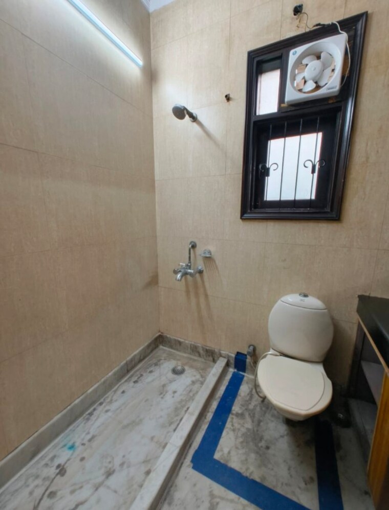 Bathroom, kalkaji 3.5 Bedroom 1800 Sq.Ft. Builder Floor In Kalkaji Delhi 9434503