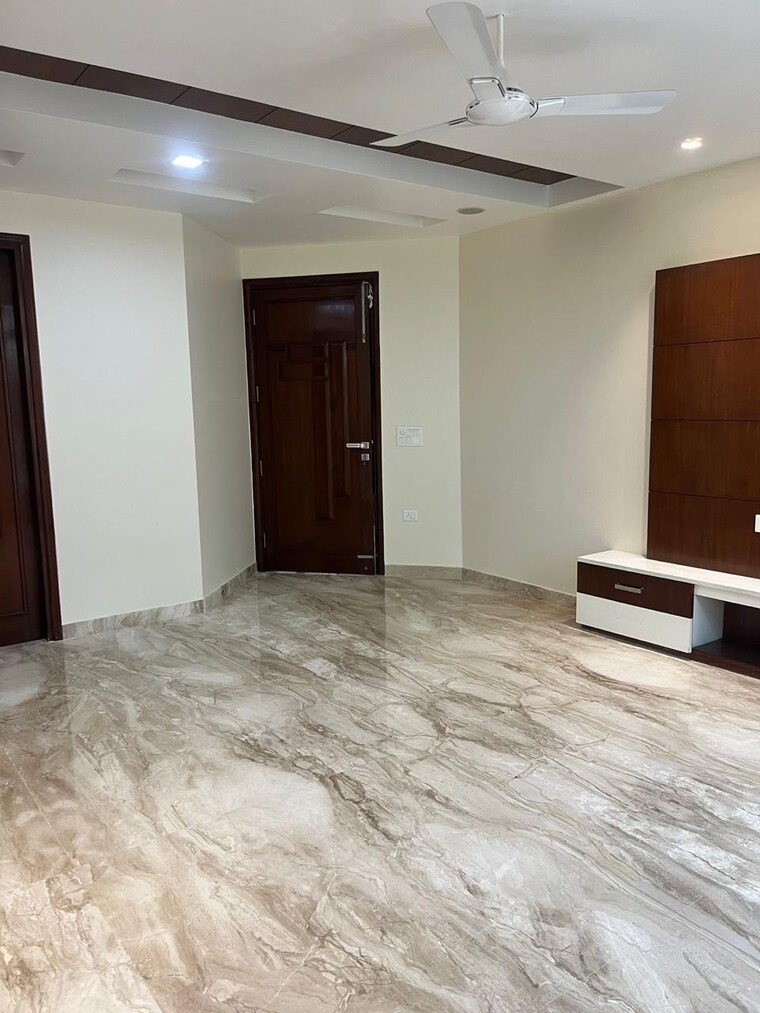 Room, greater kailash i 4 Bedroom 500 Sq.Yd. Builder Floor In Greater Kailash I Delhi 9434575