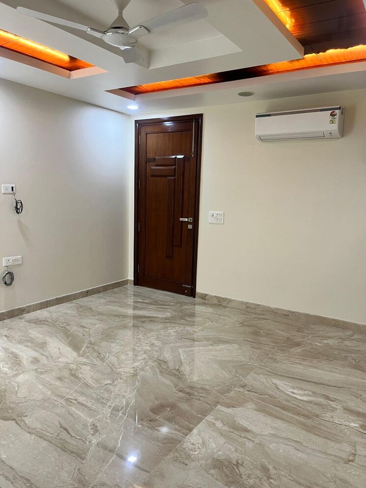 Room, greater kailash i 4 Bedroom 500 Sq.Yd. Builder Floor In Greater Kailash I Delhi 9434575