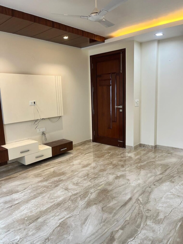 Room, greater kailash i 4 Bedroom 500 Sq.Yd. Builder Floor In Greater Kailash I Delhi 9434581